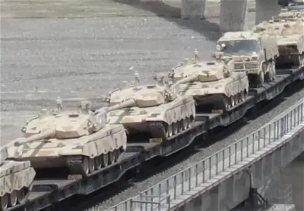 解放軍大批往印中邊境地區運送99式主戰坦克，印方則派遣俄製坦克與美製阿帕契直升機應對。圖為共軍在近期高原演訓時運送大量99A主戰坦克。（圖／央視截圖）