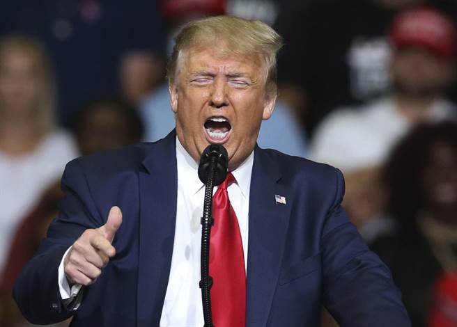 儘管出席20日奥克拉荷马州杜尔沙（Tulsa）造势活动的人数远不如预期，美国总统川普仍卖力演出。（美联社）