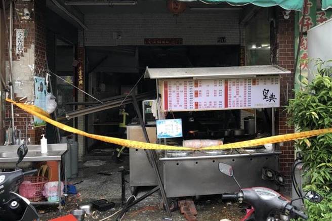 台中市南屯區黎明路一段一家三樓小吃店23日下午近六點時發生瓦斯氣爆。（民眾提供／盧金足台中傳真）