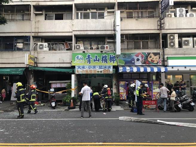 消防局表示，現場為3樓建築物的小吃店發生氣爆，救護車前往救援將傷者送醫。（民眾提供／盧金足台中傳真）