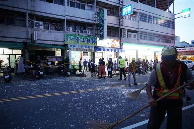 台中市南屯區黎明路一段一家三樓小吃店，23日下午近六點時發生瓦斯氣爆，爆炸威力，造成9人受傷，店前媽路上也都是飛散的玻璃碎片。（黃國峰攝）