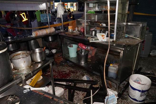 台中市南屯區黎明路一段一家三樓小吃店，23日下午近六點時發生瓦斯氣爆，爆炸威力，造成9人受傷，店內天花板掉下，一片凌亂、地上留下大片血跡。（黃國峰攝）