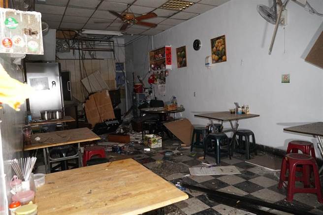 台中市南屯區黎明路一段一家三樓小吃店，23日下午近六點時發生瓦斯氣爆，爆炸威力，造成9人受傷，店內一片凌亂。（黃國峰攝）