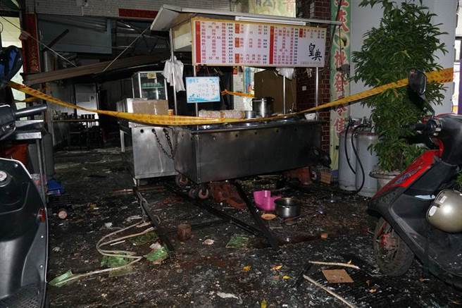 台中市南屯區黎明路一段一家三樓小吃店，23日下午近六點時發生瓦斯氣爆，爆炸威力，造成9人受傷，店面受損。（黃國峰攝）