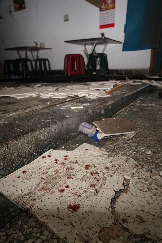 台中市南屯區黎明路一段一家三樓小吃店，23日下午近六點時發生瓦斯氣爆，爆炸威力讓天花板掉下，留下點點血跡。（黃國峰攝）