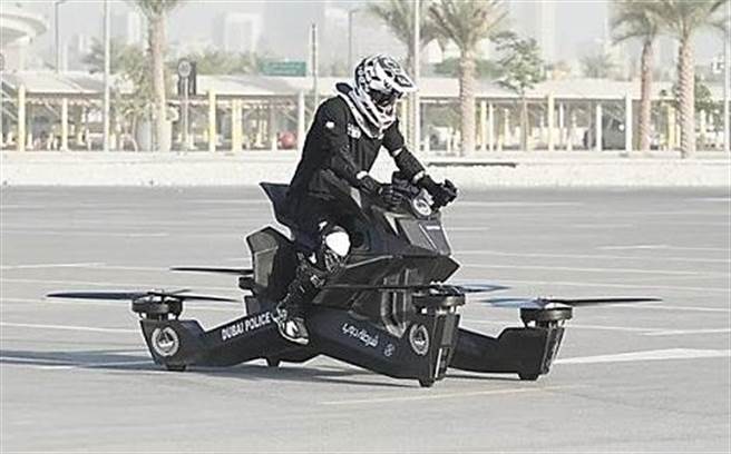杜拜警驾飞天警车「坠机」 网吓歪：人肉搅拌器(图/截自影片)