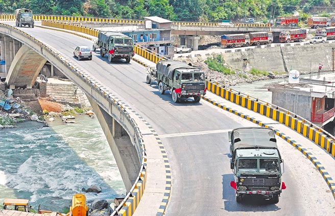 在高速公路上行进的印度军车。（取自中华网）