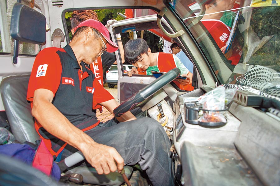 專業技師不藏私指導台北城市科技大學學生檢查車況。（陳大任攝）