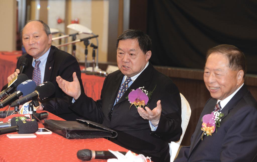 亞泥23日舉行股東常會，董事長徐旭東（中）出席表示，新冠肺炎疫情對台灣水泥業影響相對有限，預計今年表現與去年相當，全年的營運會是正向樂觀。圖／王德為