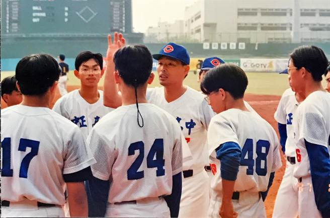 趙平南義務擔任母校中正高中棒球隊教練，超過20年之久。（中正高中棒球隊提供）