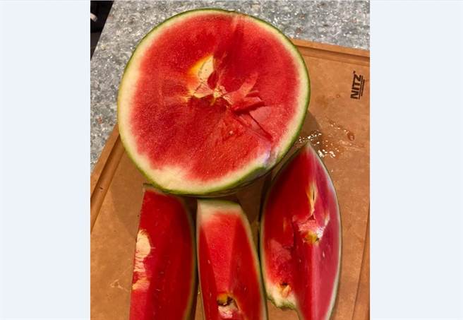 西瓜切开长这样疑打催生针？专家曝先看3个地方。(图/截自脸书)