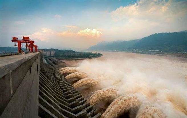 長江中上游連日暴雨，大陸中央氣象台預計今天降雨會達高峰。三峽大壩水力發電站已全部開動運作，意味全面發揮攔洪蓄洪能力。（新浪網）
