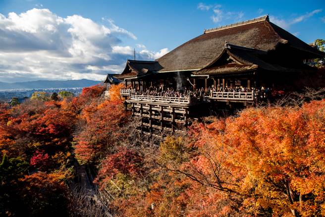 京都无疑有着丰富的歷史和人文景观，迎接全球游客的是歷史与现代碰撞的火花。（图／Shutterstock）