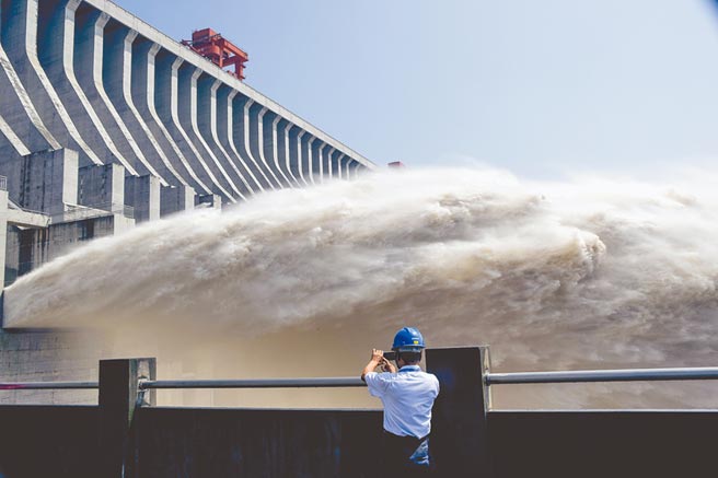 工作人員拍攝三峽大壩洩洪情況。（新華社資料照片）