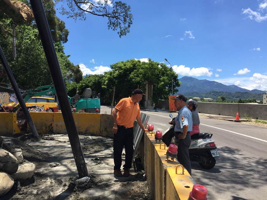 卓蘭內灣里長詹潤來不畏炎熱高溫，熱心和前來觀樹的民眾解釋救樹過程。（苗栗縣政府提供／巫靜婷苗栗傳真）