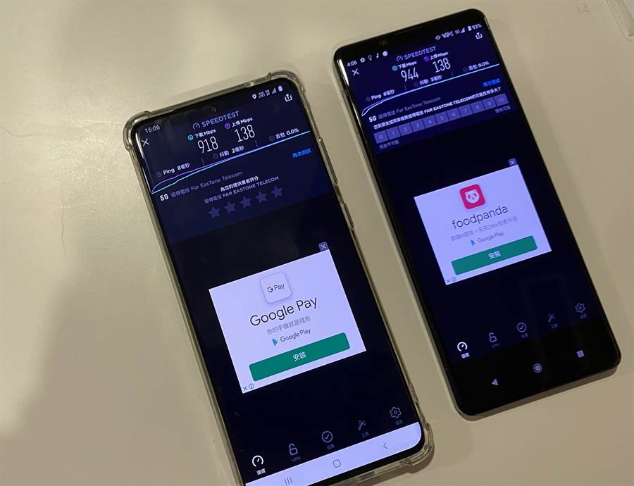 三星Galaxy S20 Ultra(左)與Sony Xperia I II 連上5G網路的測速結果。(黃慧雯攝)