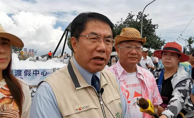 大陸暫停進口台灣鳳梨後，台南市長黃偉哲行銷鳳梨不遺餘力，6度親上電視購物頻道推銷台南鳳梨。（資料照，劉秀芬攝）