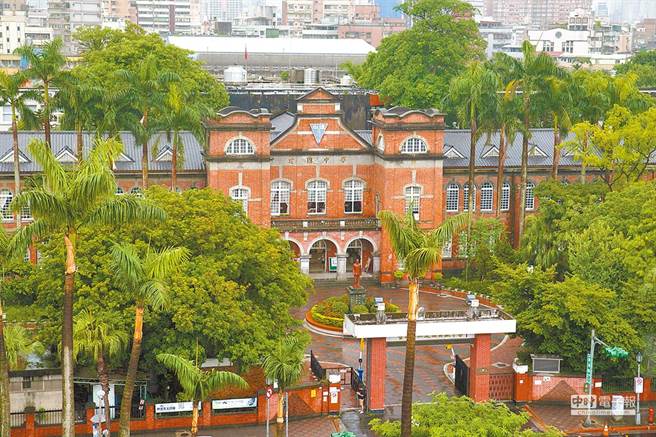 建中「倒数第5名」被瞧不起，惊人现况网全跪了！图为建中校门。（杜宜谙摄）