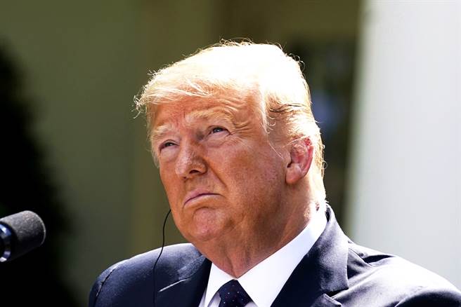 《紐約時報》最新民調顯示，美國總統川普在和民主黨總統參選人拜登的選戰中已「明顯屈居下風」，兩人的支持度差距已達14個百分點。