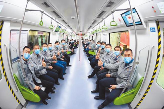 瀋陽地鐵十號線開通營運，迎來首批乘客。