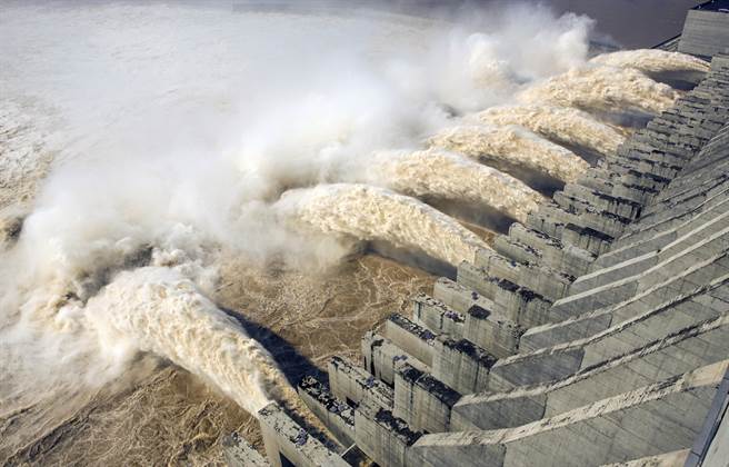 大陸南方進入汛期，有關三峽大壩防洪與安全性的題材，成為台灣政論節目的熱門話題。不過此類節目以娛樂性為主，論點經常遭到批評。圖為三峽大壩洩洪。（圖／新華社）