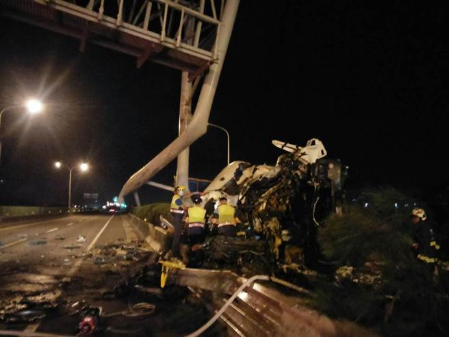 台61西滨伸港段蛋车自撞，导致蔡姓驾驶与越南籍移工乘客死亡。（彰化县消防局提供／谢琼云彰化传真）