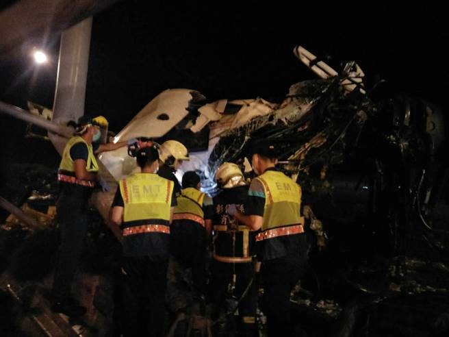 台61西滨伸港段蛋车自撞，导致蔡姓驾驶与越南籍移工乘客死亡。（彰化县消防局提供／谢琼云彰化传真）