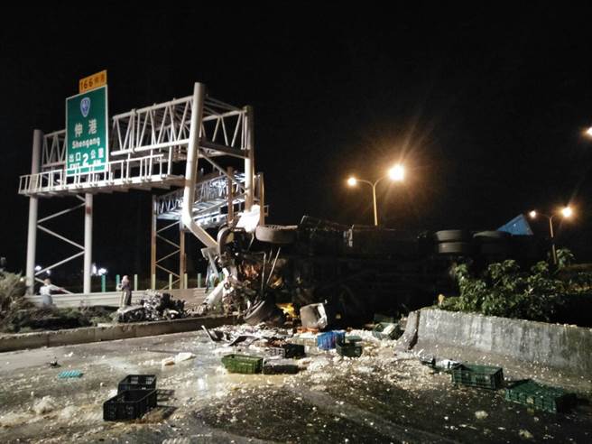 事故现场发身在台61北上接近伸港交流道出口处，道路指示标志门架也被撞烂。（彰化县消防局提供／谢琼云彰化传真）