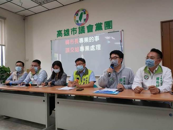针对医护普筛，高雄巿议会民进党团呼吁高巿府尊重专业。（曹明正摄）