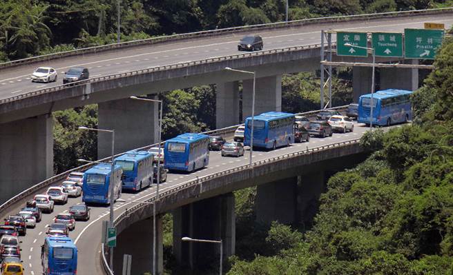 为何用路人寧塞国5也不走北宜？图为国道5号南下宜兰塞满车潮。（图／本报资料照片、姚志平摄）