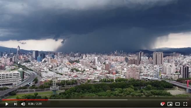對流旺盛造成北部午後雷陣雨，網友Tim哥拍下台北市雨瀑奇景 (圖／Tim哥YouTube)
