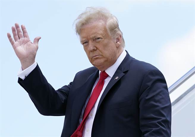 美国总统川普6月25日搭乘空军一号专机，抵达威斯康辛绿湾（Green Bay）准备造势的神情。（美联社）