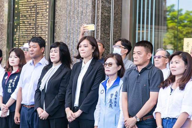 前高雄市议长许崑源今天告别式，国民党高市长补选参选人李眉蓁(前右4)在脸书有感而发。(取自李眉蓁脸书)

