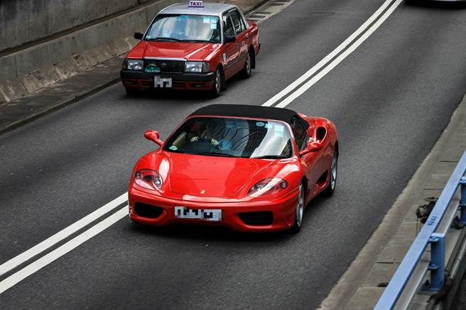 计程车嫌法拉利起步慢 运将飙骂下秒霸气追撞(示意图/达志影像)