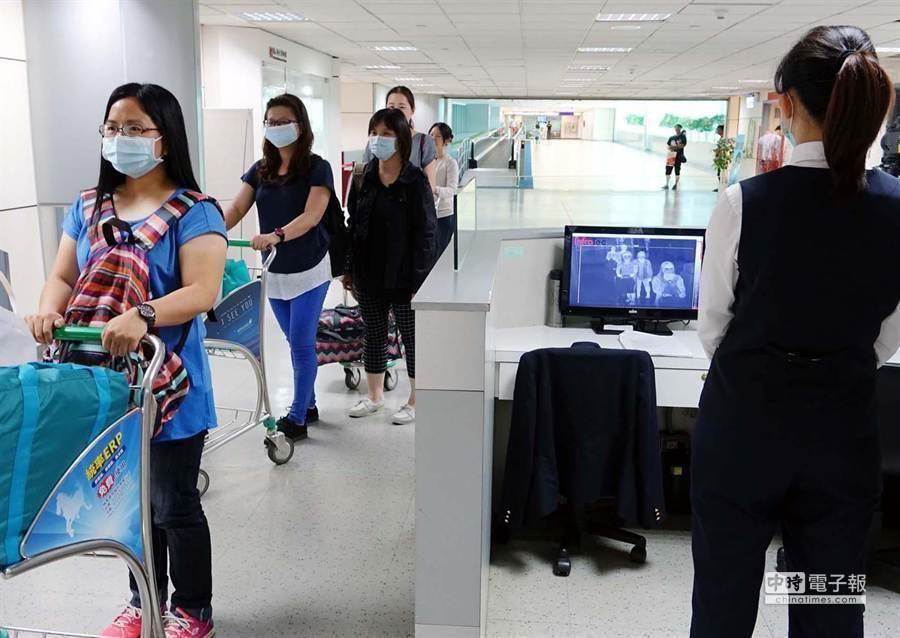 日本女學生返日在成田機場被檢測出陽性，但台灣入境仍未全面採檢。圖為桃機檢疫情形，非新聞當事者畫面。(中時報系資料照)