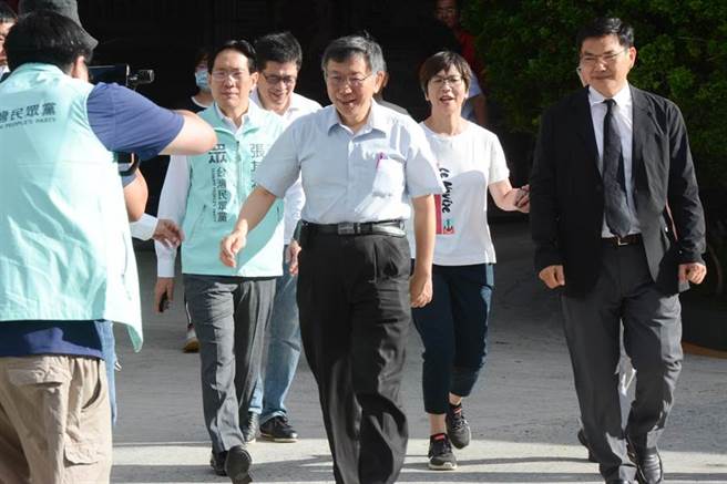 民眾党主席柯文哲27日陪高雄市长补选参选人吴益政（右）前往高雄武庙参拜关圣帝君。（资料照，林宏聪摄）