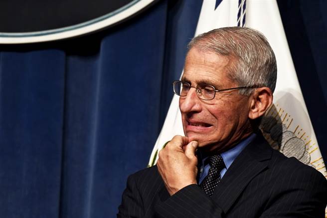 美国陆续解封后，新冠肺炎疫情持续反扑，至今已有逾250万人确诊，包括人口稠密的佛罗里达州在内等5个州，单日新增病例再破纪录，美国传染病专家佛奇亲自向民眾拜托，「远离群眾、戴上口罩」。（资料照／美联社）