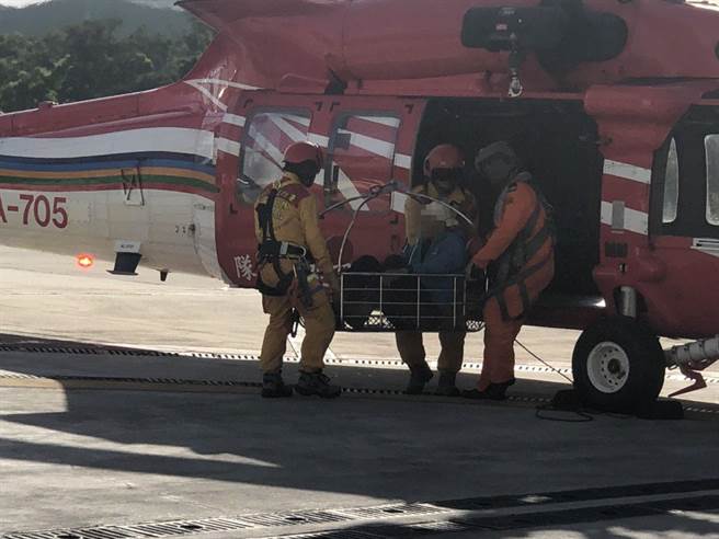 黑鷹直升機撞傷頭部的登山客載送下山，順利降落清泉崗機場。（空勤總隊提供／王文吉台中傳真）