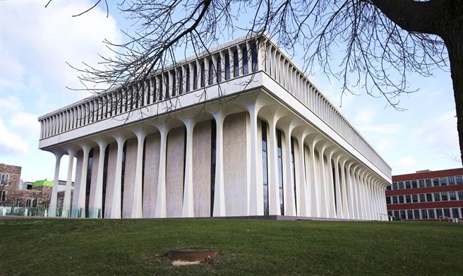 美国前总统威尔逊（Woodrow Wilson）支持种族隔离政策，美国普林斯顿大学27日投票通过，让「威尔逊」的名字从该校闻名全球的公共政策学院以及一间住宿学院上移除。图为「伍德洛．威尔逊公共与国际事务学院」资料照。（资料照／美联社）