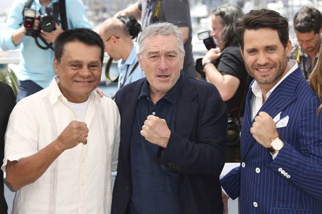 巴拿马传奇拳王杜蓝(左起)、影星劳勃狄尼洛、拉米瑞兹合影。拉米瑞兹在电影《光荣擂台》饰演年轻的杜蓝。（美联社资料照）