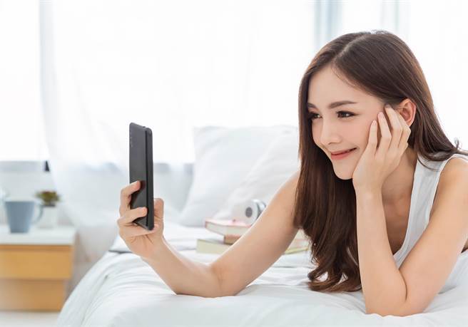 直播主穿真理裤大秀美胸辣腿 网一看她身后全吓尿(示意图／达志影像)