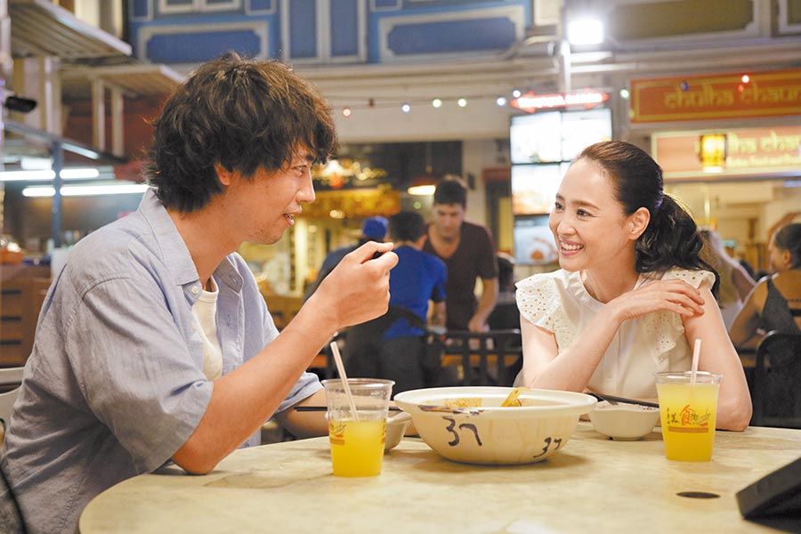 松田聖子（右）在《情牽拉麵茶》扮演旅居新加坡的美食部落客，協助齋藤工尋根。（車庫娛樂提供）