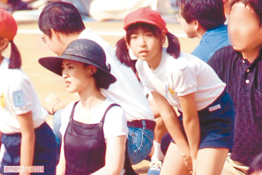 松田聖子（左）參加女兒沙也加小學運動會，留下珍貴母女同框畫面。（摘自網路）