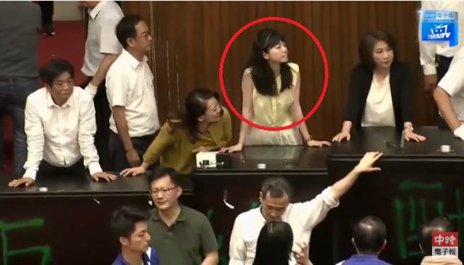 国民党团占领主席台，高嘉瑜也进到议场内。