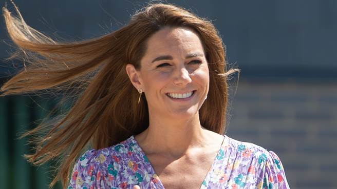 凯特王妃深V碎花裙超仙！强光一照秒现「胸骨事业线」（图／达志影像）