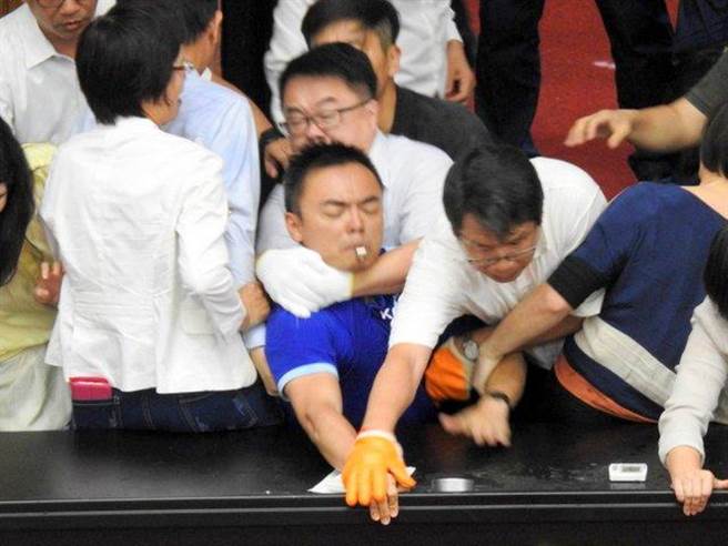 国民党立委洪孟楷控遭勒脖、压墙。（图／摘自洪孟楷脸书）