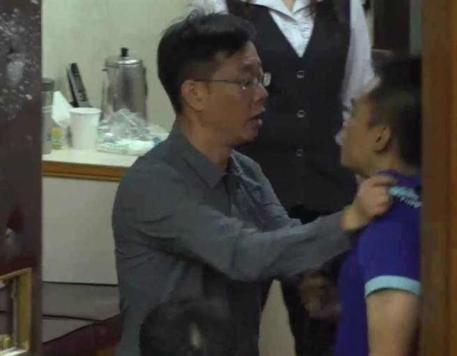 国民党立委洪孟楷控遭勒脖、压墙。（图／摘自洪孟楷脸书）