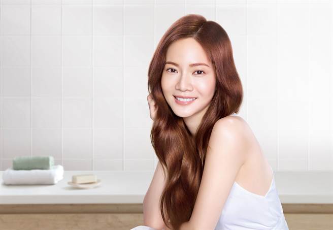 曾之乔是阿葵亚瞬耀护色洗髮精、瞬效水光髮膜的爱用者，表示使用瞬耀护色洗髮精真的能够让髮色持久又能维持髮质。（图／品牌提供）