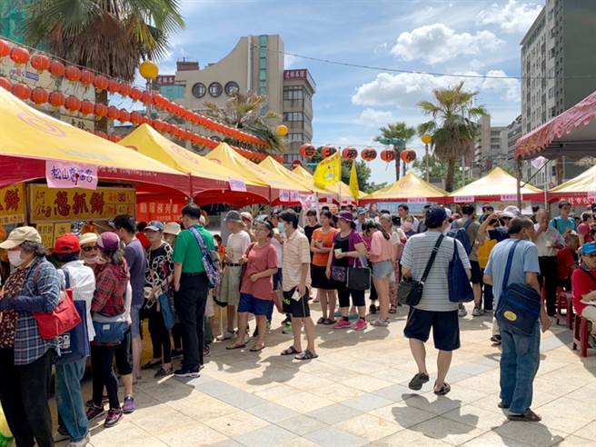 北市松山区慈幼社区发展协会于城隍庙前广场举办「五月五厝边逗阵庆端午」活动，永庆房屋也应援协助参与，现场热闹非凡。