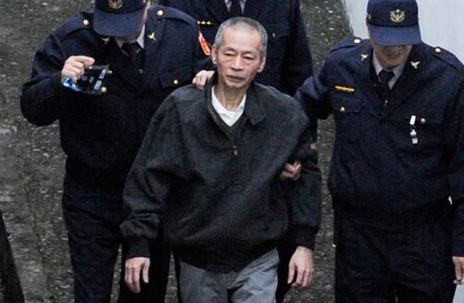 2011年3月4日，法务部4日傍晚对5名死刑犯执行枪决，第一名执行枪决的死刑犯管锺演（中）在法警的戒护下走土城看守所的刑场，缓缓走完人生最后一段路。（中时资料照 陈振堂摄）